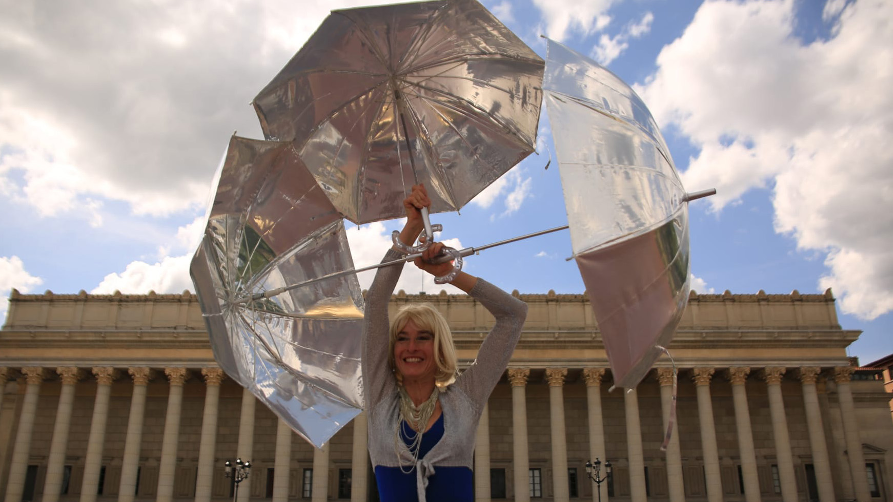 jongleuse-actualité-spectacle-parapluie-rue